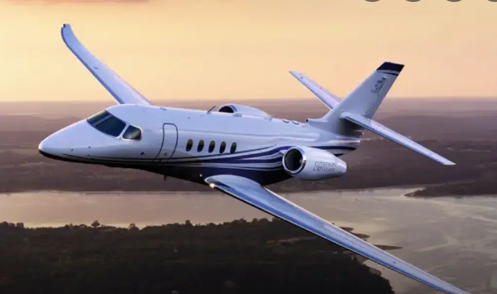 Mid-size jet en pista